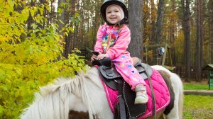 Настя катается на пони видео для детей про пони