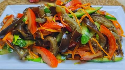 Готовлю каждый день. Мой дежурный салат из баклажанов. Очень вкусный и простой рецепт.