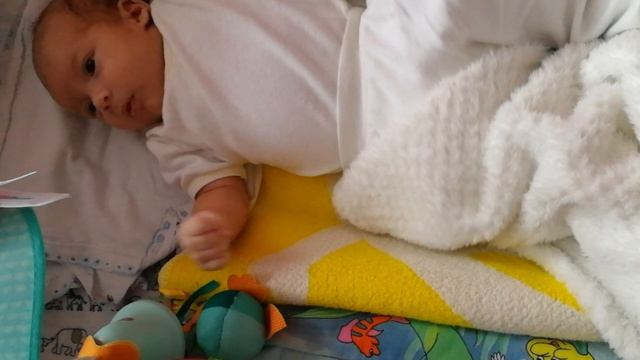 Малышу 1.5 месяца. Учится играть.
#младенец
#малыш
#ребенок