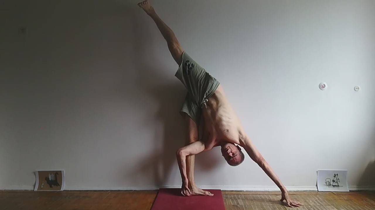 Йога. Ардха Чандрасана у стены.