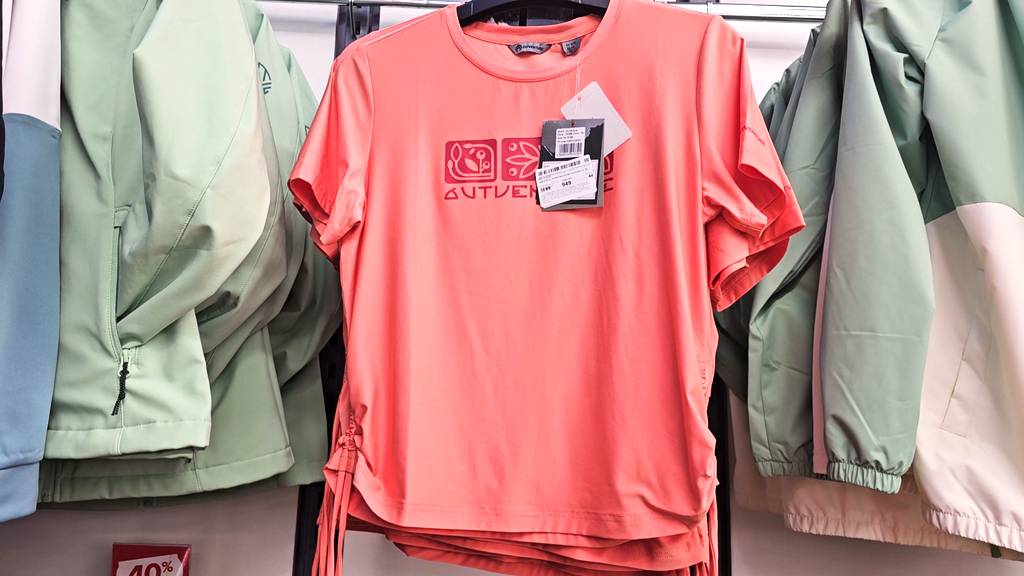 СпортМастер.Забежала посмотреть и диву далась.За что такие деньги смотреть онлайн