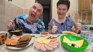 Мукбанг хотим устроиться на РАБОТУ на ТЕЛЕВИДЕНЬЕ! Вован ОБЕЗЬЯННИЧАЕТ) Семейный обед в России