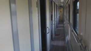 В современном купейном вагоне российского поезда.