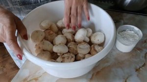 Помыла шампиньоны  с мукой  Видео 2