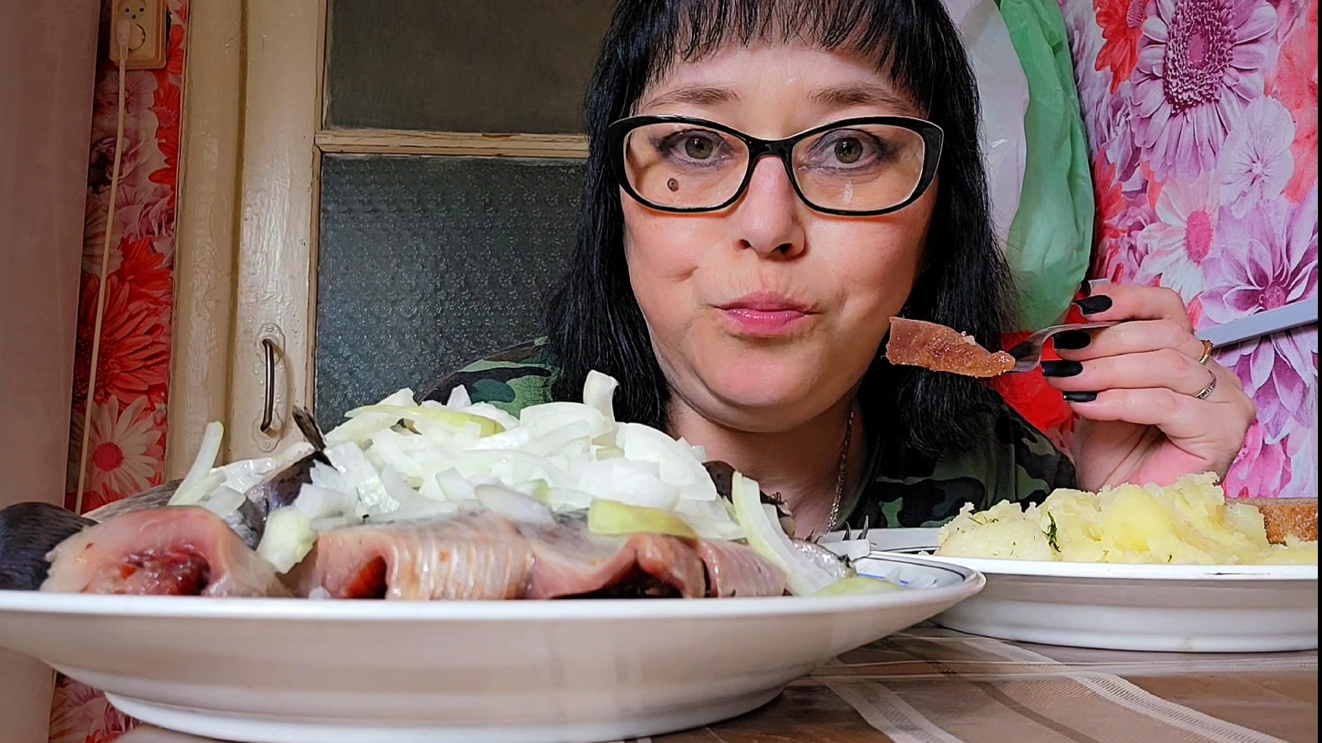 Мукбанг | Картошка с селёдкой | Обжор Асмр