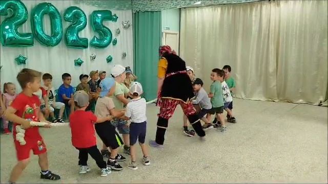 День необычных шляп и панамок в Тынденке смотреть онлайн