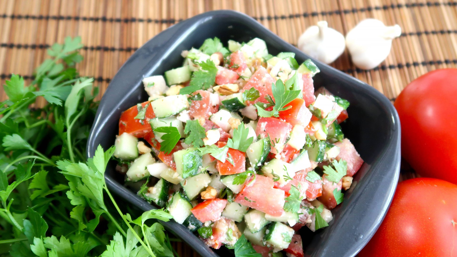 Овощной салат с ореховой заправкой