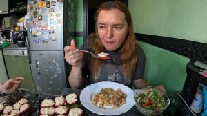 Плов с говядиной, помидоры с чесноком и салат с капустой 😋. Мукбанг, домашняя еда