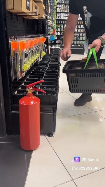 Когда пришел в Рыболовный магазин , купить только крючки 😀