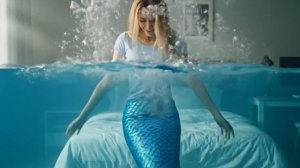 Девушка превращается в русалку