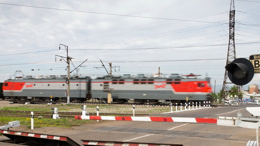 электровоз на переезде смотреть онлайн