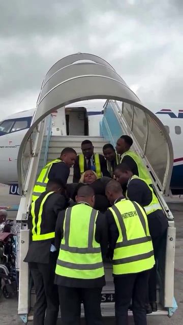 Американская бодипозитивщица не смогла сама попасть в самолёт — для того, чтобы поднять её по трапу, смотреть онлайн