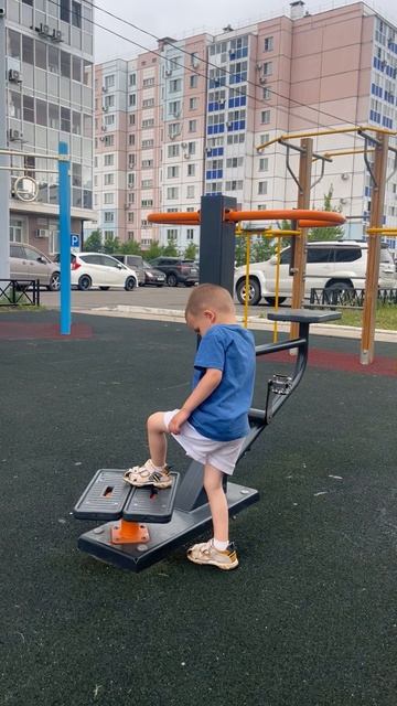 Володя 3,11 года на тренажерах на детской площадке смотреть онлайн