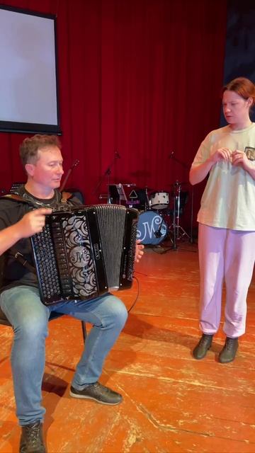 Вы только посмотрите какой у нас брендированный баян! А музыка - словно бальзам на душу 😍 смотреть онлайн