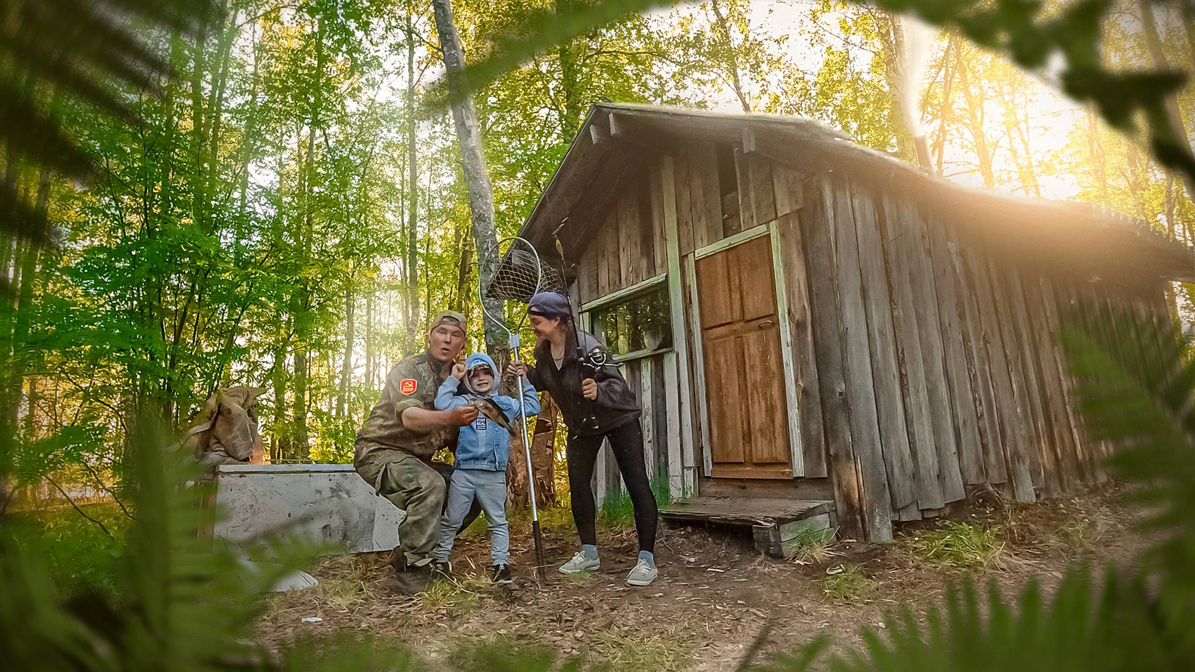 ВЗЯЛ СВОИХ И НА РЕКУ. СЕМЕЙНАЯ РЫБАЛКА НА ЛЕСНОЙ РЕКЕ. РЫБАЛКА НА УДОЧКУ. РЫБАЛКА С ЛОДКИ. смотреть онлайн