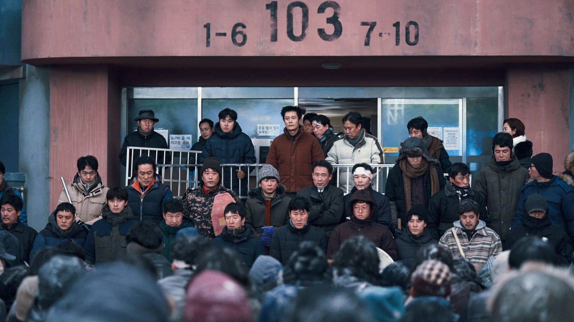 Люди УБИВАЮТ, чтобы выжить — землетрясение разрушило ВСЁ, кроме их дома! | КРАТКИЙ ПЕРЕСКАЗ ФИЛЬМА смотреть онлайн