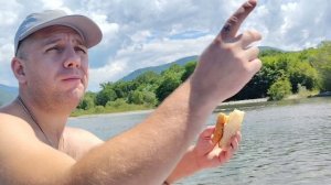 С поезда, сразу на пляж, измеряем температуру в море и реке.