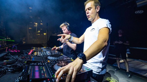 Ferry Corsten vs Armin Van Buuren trance match 2000