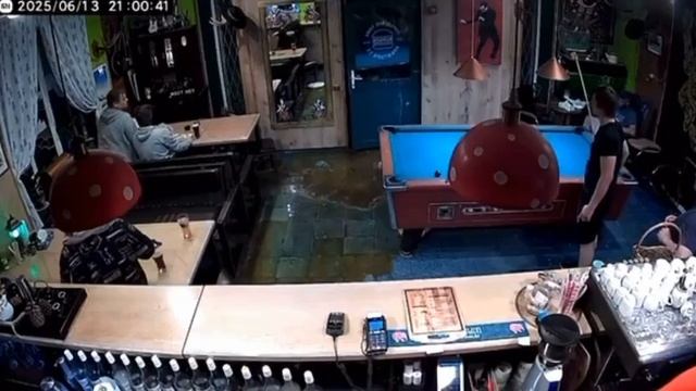 В Подмосковье завёлся фекальный маньяк — он мстит заведениям, в которых его плохо обслужили смотреть онлайн