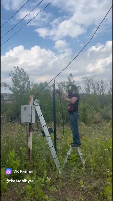 Ровняем столбы забора после очень точных строителей #участок #стройка #забор #сварка #метал #Аксай смотреть онлайн