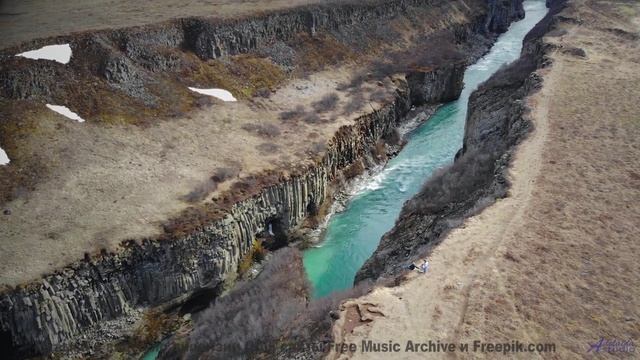 Картинка разгорается ярче, если включить этот трек - Chainlink Melody -- Podington Bear -- Said Lion