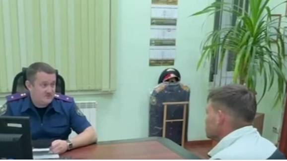 Кадры допроса водителя, влетевшего на легковушке в толпу подростков в Энгельсе смотреть онлайн