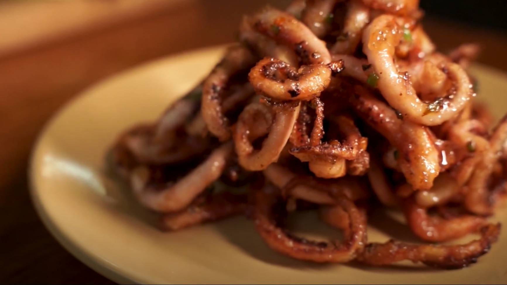 Щупальца кальмаров с перцем и солью смотреть онлайн