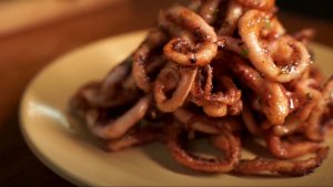 Щупальца кальмаров с перцем и солью