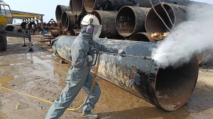 Удаление изоляции труб водой вручную / Manual removal of pipe insulation with water