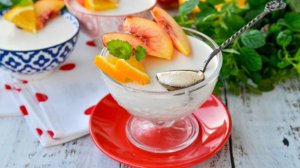 Десерт из сметаны и желатина с фруктами