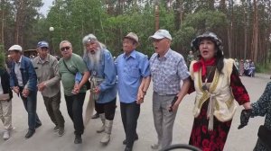 Парк культуры и отдыха в Якутске. Танцы пенсионеров в парке.