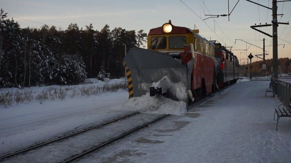 Электровоз ВЛ80С-1638 с СДПМ-2699. Уборка снега на ЖД.