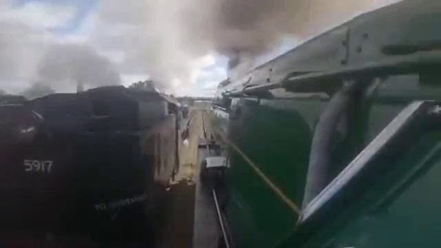 В Австралии ежегодно устраивают драг-рейсинг на винтажных паровозах... смотреть онлайн