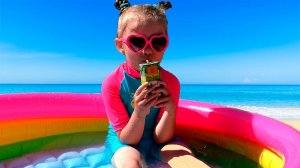 Видео для детей / Дети собираются на пляж / Лиза с папой и их забавные истории со сладостями