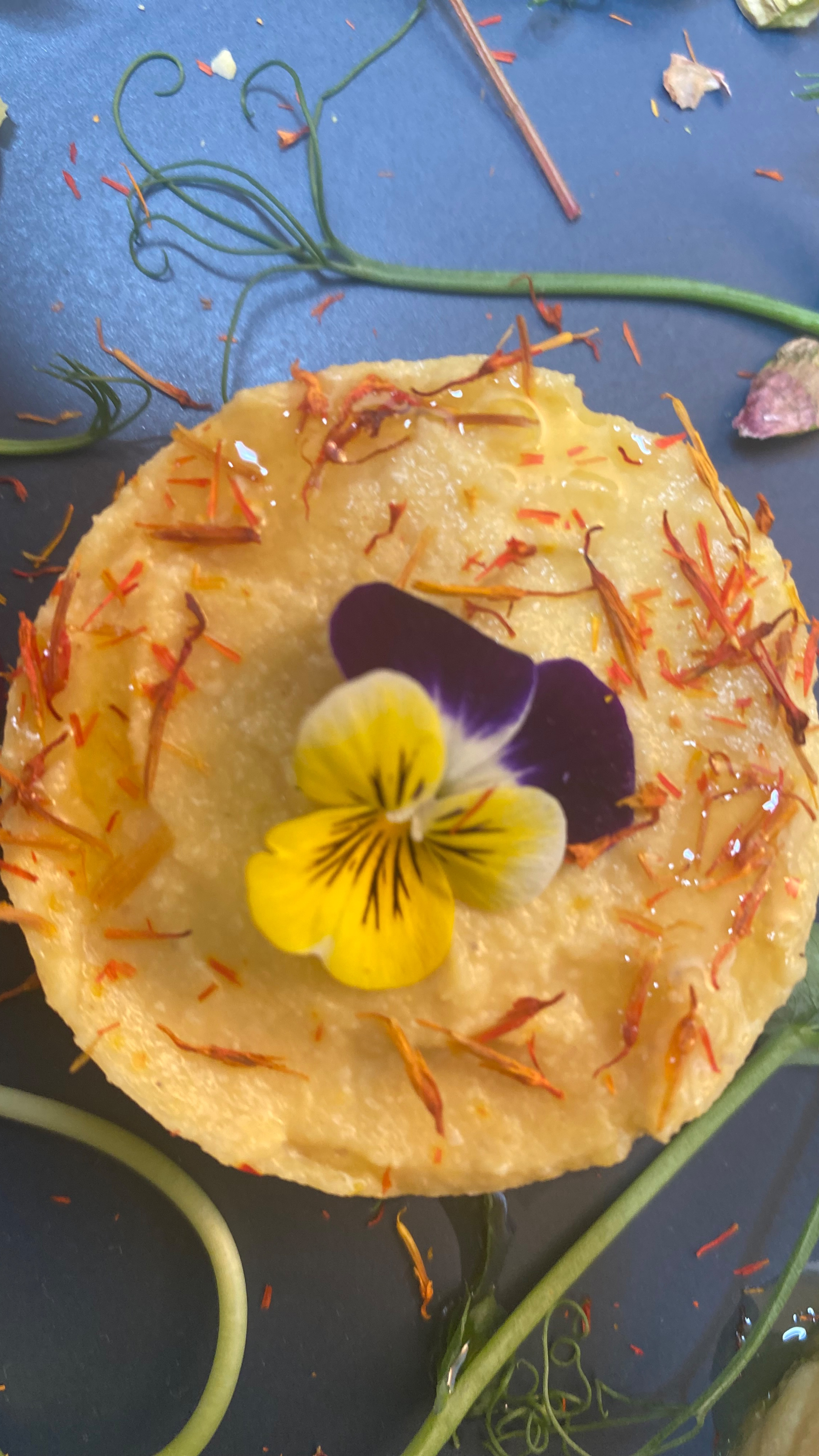 Съедобные цветы и хумус из красной чечевицы - еда, как искусство !