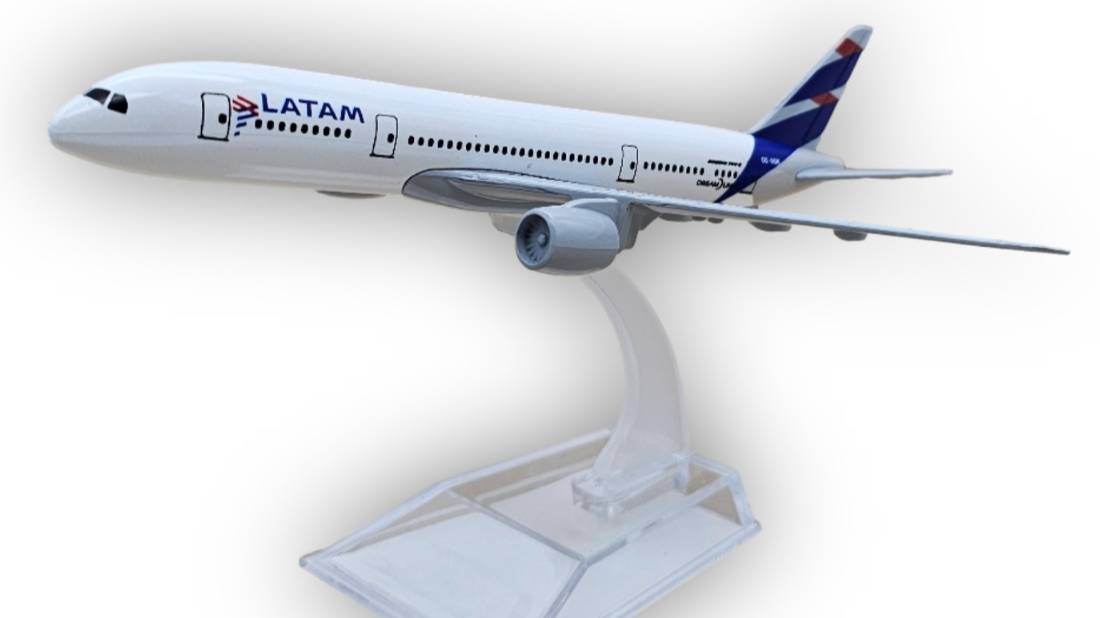 Модель самолета Boeing 787 LATAM Airlines длина 17 см (без шасси)
