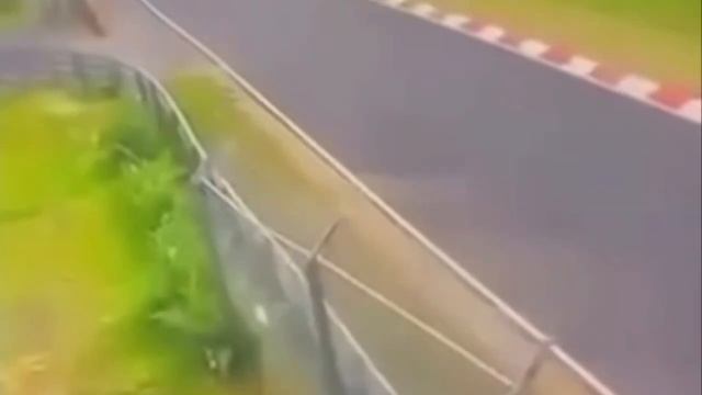 Жёсткая авария на «Нюрбургринге»: Porsche и BMW взлетели на воздух после столкновения. смотреть онлайн