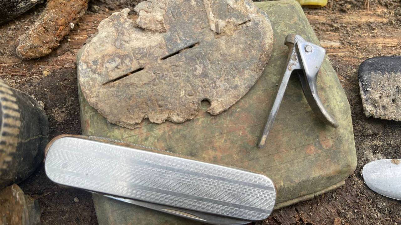 Раскопки по войне . Недокопанный блиндаж порадовал находками смотреть онлайн