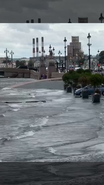 ⚡️Питер начало затапливать — набережная на Невском медленно уходит под воду смотреть онлайн