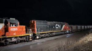 Четыре тепловоза типа SD40 с тяжёлым грузовым поездом
