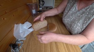 Каравай хлеба заморозила целиком. Потом разморозила. Спилили берёзу.