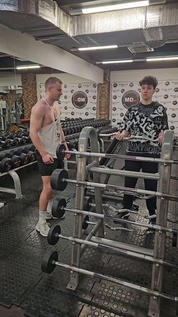 Качок Макс наехал на подростка Саню в тренажерном зале смотреть онлайн