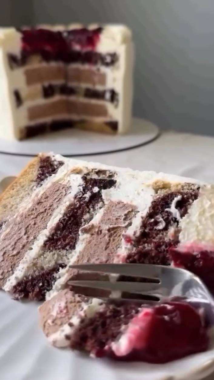 Торт. Мраморный бисквит, шоколадный мусс и вишневое конфи смотреть онлайн