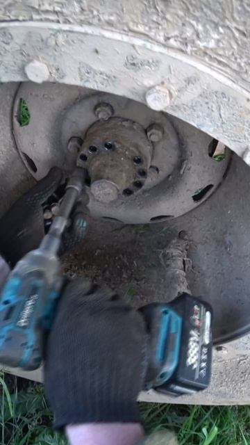 Откручиваю Ступица УАЗ, для того чтобы снять колесо смотреть онлайн