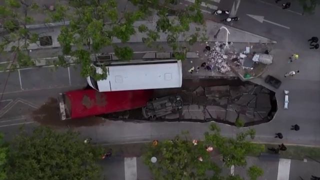 ⚡️В Мексике два грузовика провалились в портал в ад В Гвадалахаре на юго-западе страны образовался смотреть онлайн