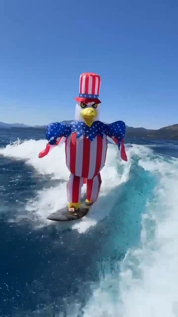 Марк Цукерберг прокатился на сёрфе в костюме орлана
Марк Цукерберг в День независимости США смотреть онлайн
