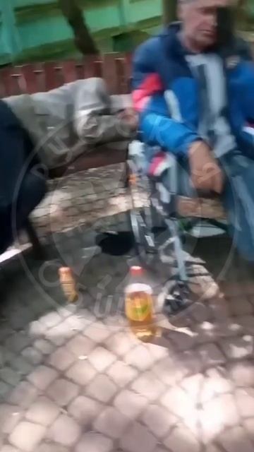 Дружинники Русской Общины разогнали алкоголиков, которые облюбовали сквер для своих попоек смотреть онлайн