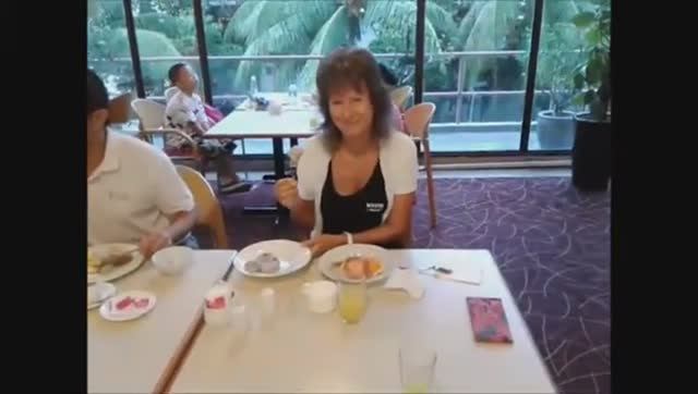 Завтраки (шведский стол) в ресторане отеля Fort Canning Lodge 3*. Сингапур. смотреть онлайн