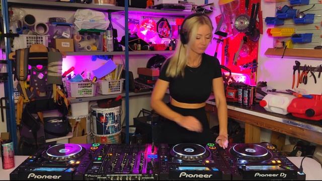 PEZSI [DJ-SET 2025] x THE GARAGE - Peak Time Driving Techno Acid Techno смотреть онлайн