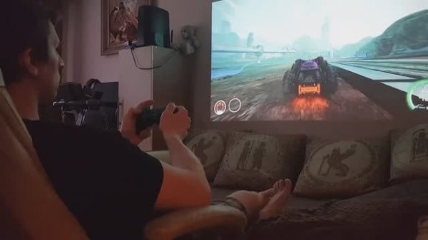 Проектор или телевизор что лучше. Играть на проекторе нормально или нет, оценим звук, изображение.